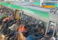 Пассажиры метро в Австралии спасли человека. Видео
