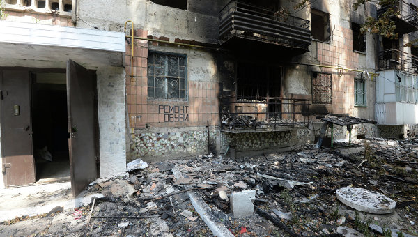 Разрушения в Шахтерске Донецкой области