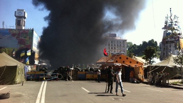 На Майдане Незалежности горят баррикады. С места событий