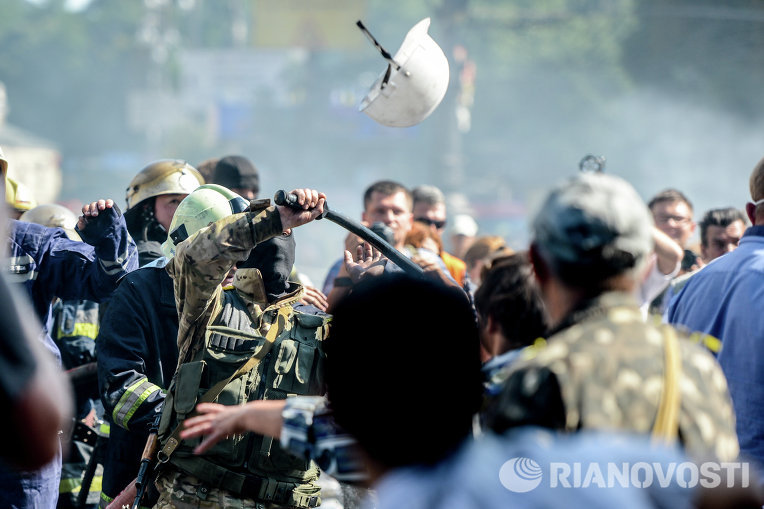 На Майдане Незалежности горят баррикады