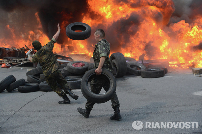 На Майдане Незалежности горят баррикады