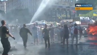 Уборка баррикад на Майдане: мнения активистов и силовиков. Видео для видео
