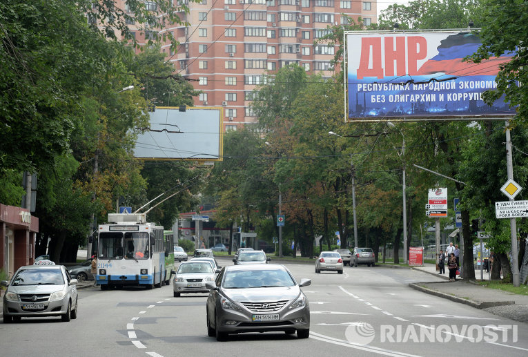 Билбород с плакатом ДНР - республика народной экономики без олигархии и коррупции на одной из улиц города Донецка (9 июля 2014)