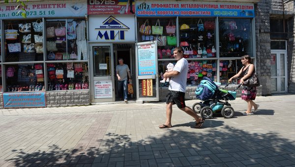 Местные жители на улице в Макеевке.