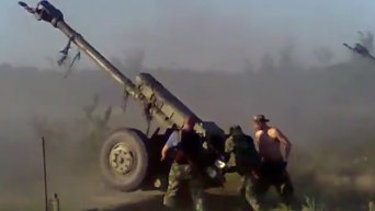 Артиллерия ополченцев обстреливает позиции силовиков. Видео