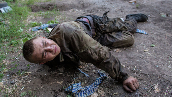 Раненый украинский военный, взятый в плен в ходе боя за Шахтерск