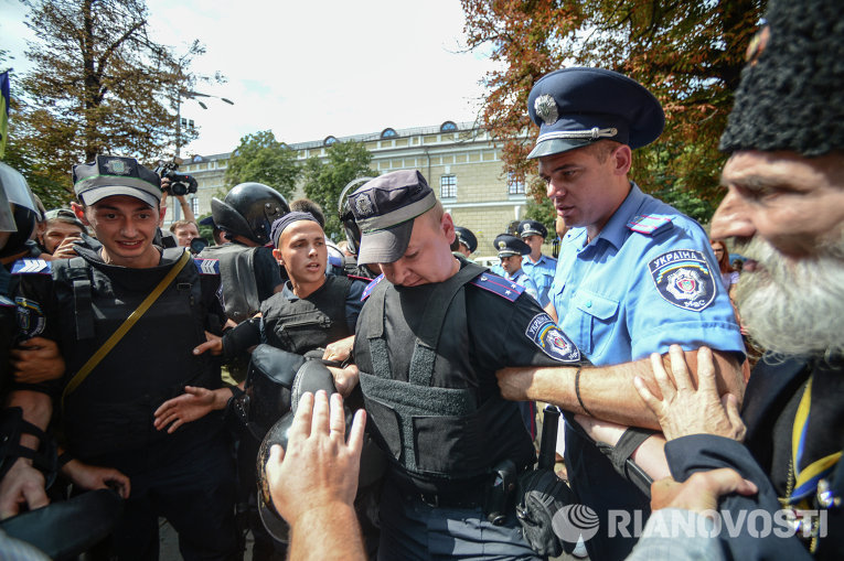 Милиционеры разделяют противоборствующие стороны возле Лавры