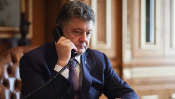 Петр Порошенко говорит по телефону. Архивное фото