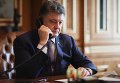 Петр Порошенко говорит по телефону. Архивное фото