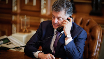 Петр Порошенко во время телефонного разговора. Архивное фото