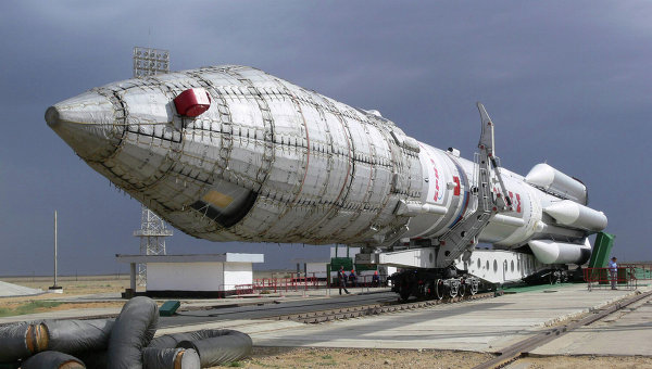 Подготовка к запуску российской ракеты Протон со спутником Sirius FM5