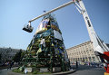 Демонтаж елки на Майдане