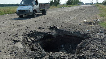 Воронка от снаряда на востоке Украины. Архивное фото