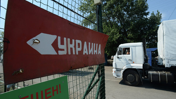 КамАЗы с гуманитарной помощью из РФ на КПП на границе с Украиной