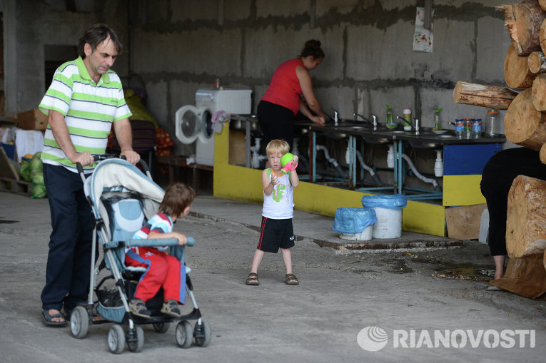 Лагерь переселенцев с востока Украины