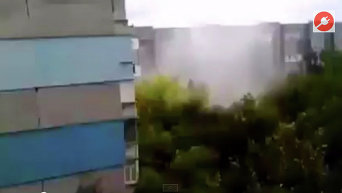 В Донецке снаряд попал в жилой дом. Видео