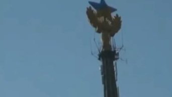 В Москве на шпиле высотки неизвестные установили украинский флаг. Видео