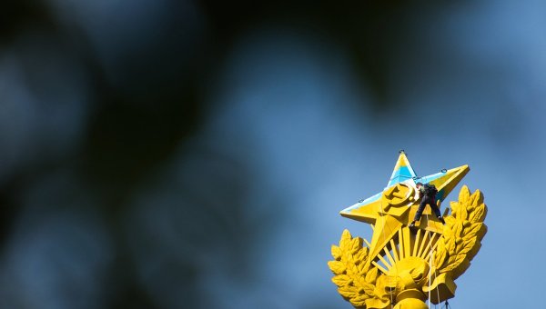 Выкрашенный шпиль высотки на Котельнической набережной в цвета украинского флага