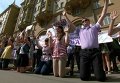 Студенты встали на колени у посольства США в Москве. Видео