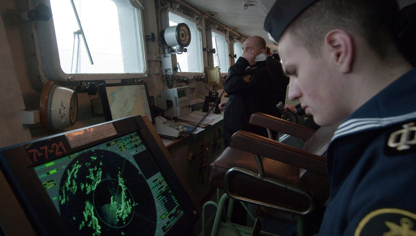 Матрос следит за показаниями радара на капитанском мостике судна. Архивное фото