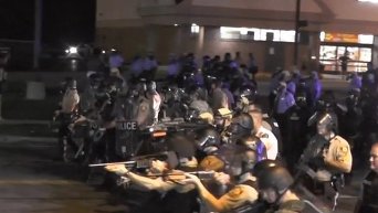 Полиция Фергюсона за сутки арестовала почти 60 протестующих. Видео