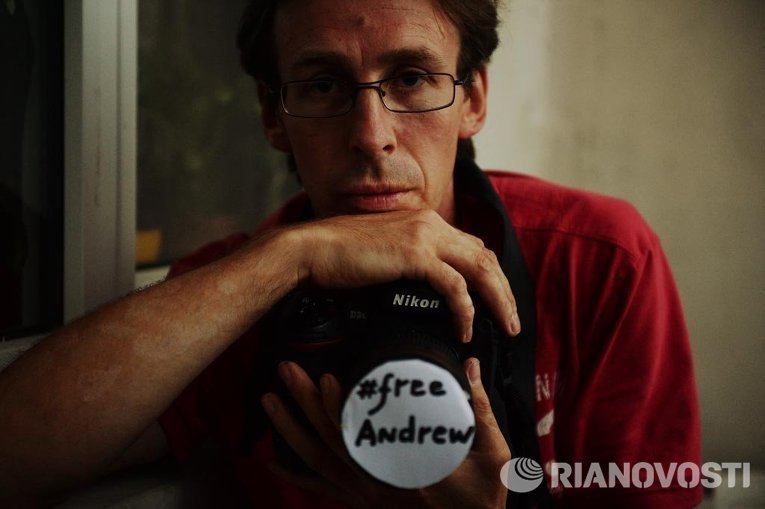 Фотокоры России сегодня заклеили объективы камер в поддержку Стенина