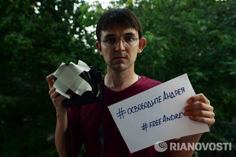Фотокоры России сегодня заклеили объективы камер в поддержку Стенина