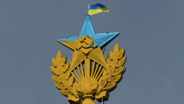 Украинский флаг и звезда, раскрашенная в цвета флага Украины, на шпиле высотного здания в Москве