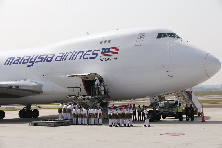 В Малайзию доставили тела погибших при крушении Boeing 777 в Украине