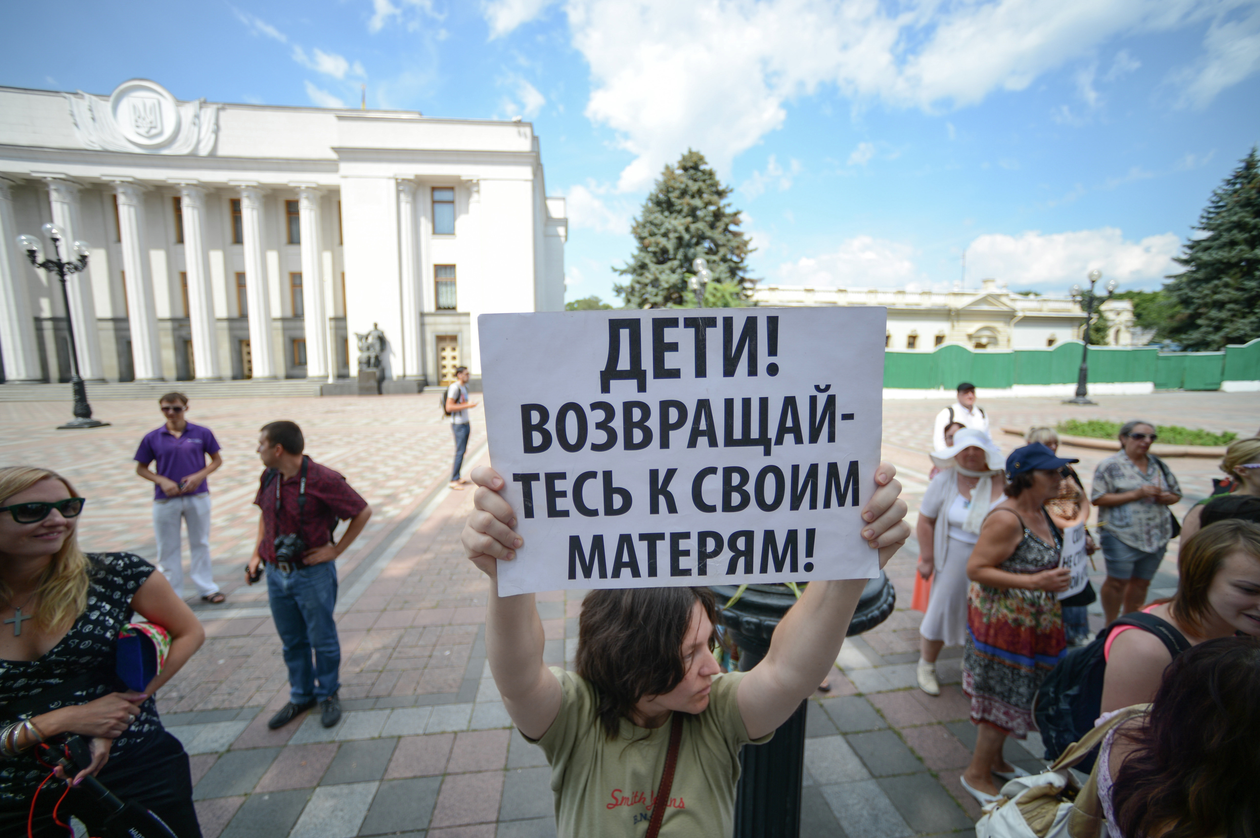 Митинг матерей против войны. Украинские матери против войны. Украина врет. Украинские женщины протестуют против мобилизации. Митинг матери