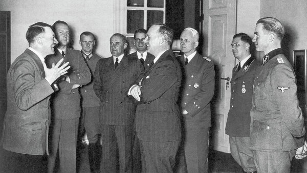 Адольф Гитлер и Иоахим фон Риббентроп после подписания германо-советского договора о ненападении