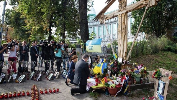 Порошенко возложил цветы к кресту на месте гибели активистов Майдана