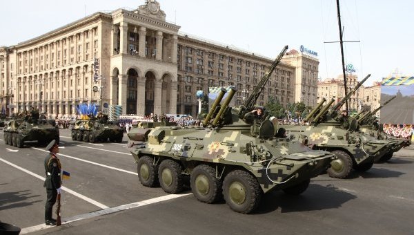 Бронетранспортер БТР-80 во время парада войск