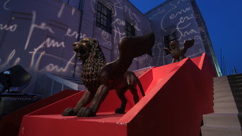 Символ Венецианского международного кинофестиваля - крылатые львы. Архивное фото