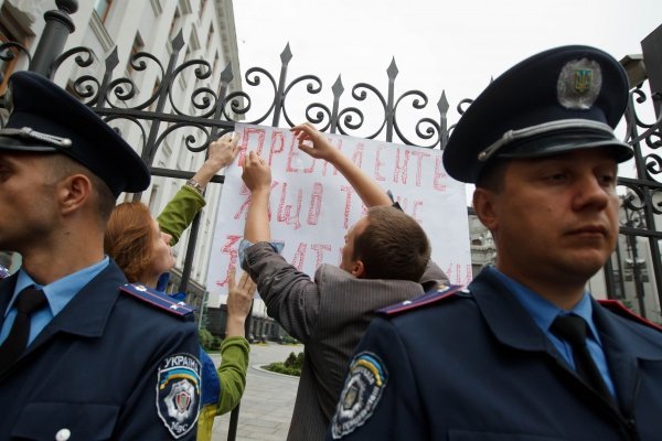 300 человек митинговали возле Администрации с требованием выслать подкрепление силам АТО в Иловайске
