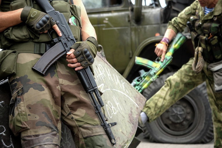 Повстанцы во время патрулирования площади Ленина в городе Донецке