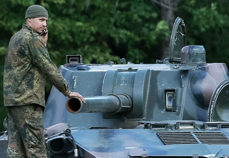 Украинский военный в Дебальцево