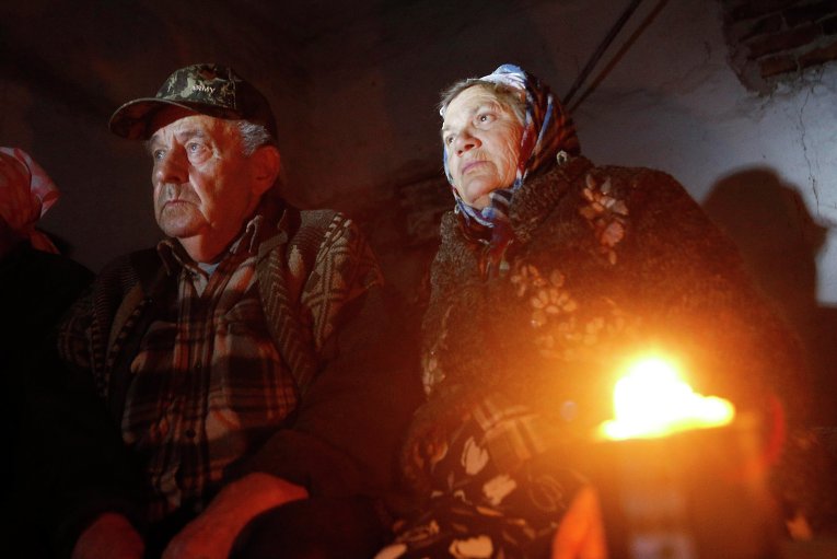 Жители Донецка в бомбоубежище
