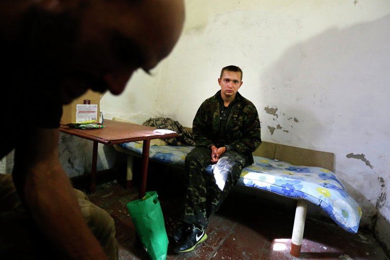 Пленный украинский солдат Артем в Старобешево