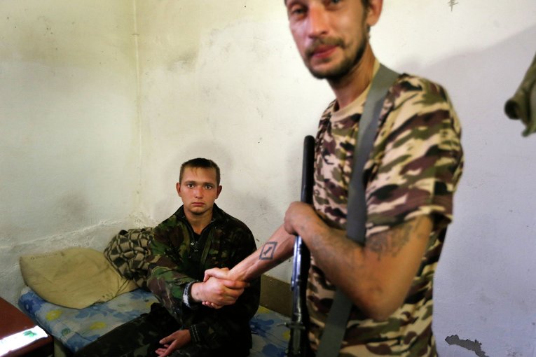 Пленный украинский солдат Артем жмет руку ополченцу