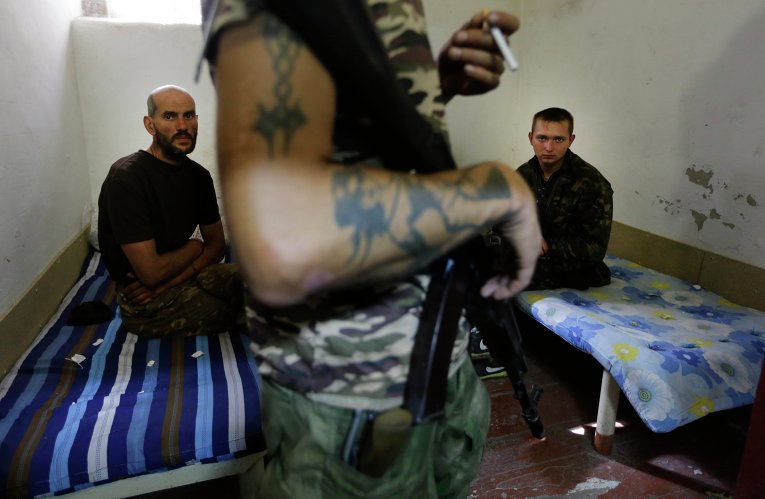 Пленные украинские солдаты и ополченец в камере в Старобешево