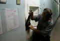 Ополченец открывает камеру, где находятся украинские солдаты