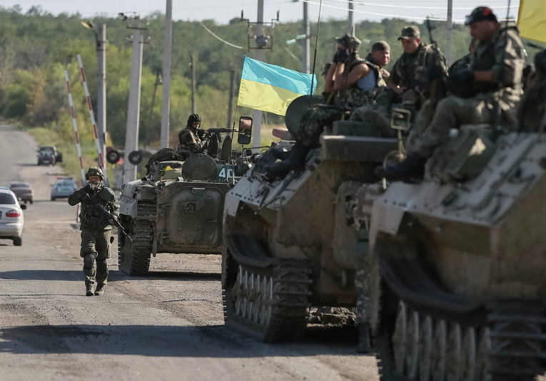 Через Славянск под украинскими флагами прошла колонна военной техники