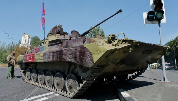Ополченцы ремонтируют БТР в Донецке