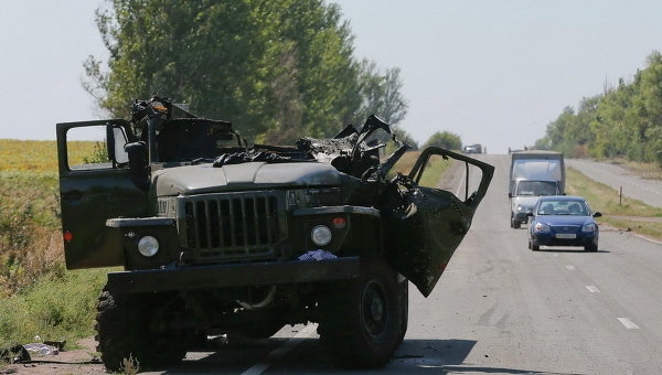 Уничтоженный грузовик на дороге в городе Оленевка недалеко от Донецка