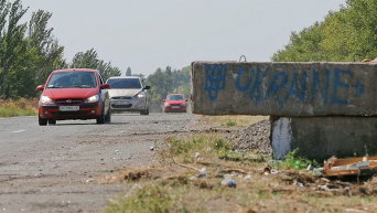 Остатки разрушенного украинского контрольно-пропускного пункта на дороге недалеко от города Оленевка