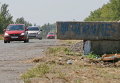Остатки разрушенного украинского контрольно-пропускного пункта на дороге недалеко от города Оленовка