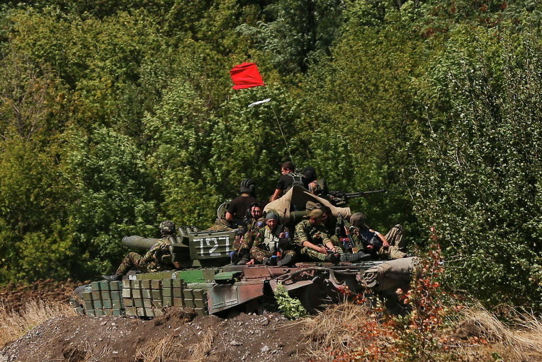 Ополченцы на танке за пределами Оленовки