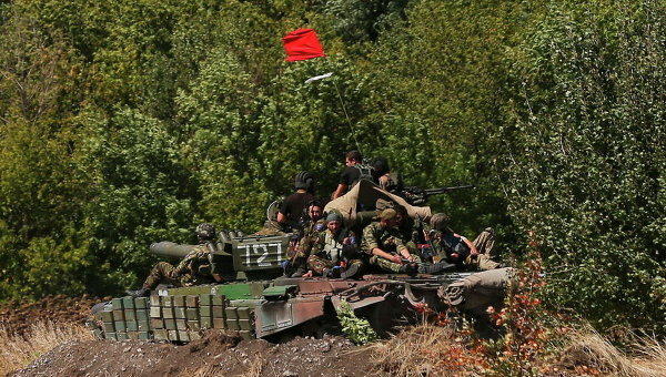Ополченцы на танке за пределами Оленевки