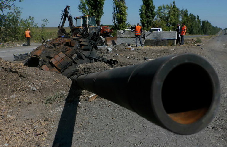 Башенка с пушкой от танка украинской армии на месте разрушенного украинского КПП около Оленовки.